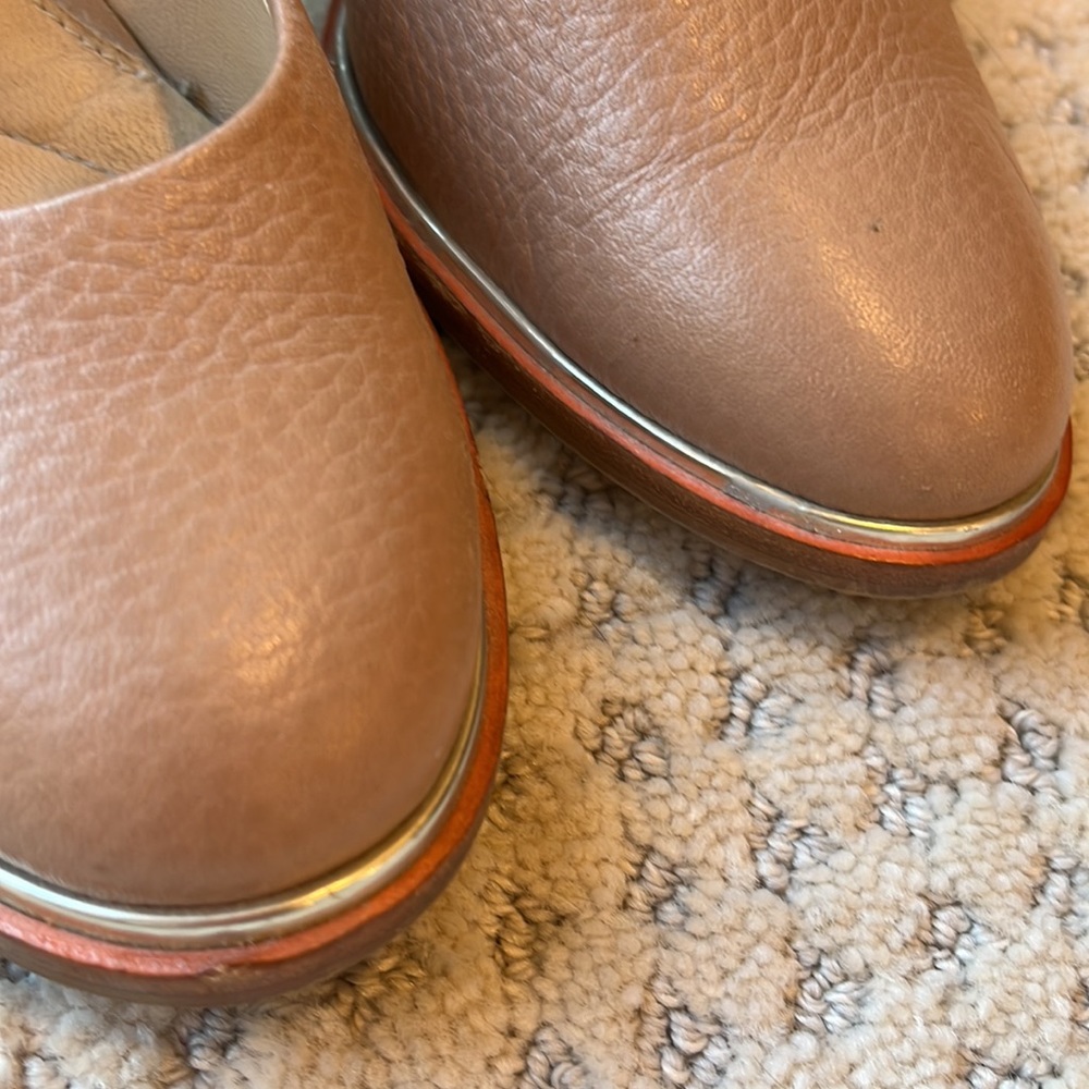 Clarks- Light Beige - Picture 2 of 8